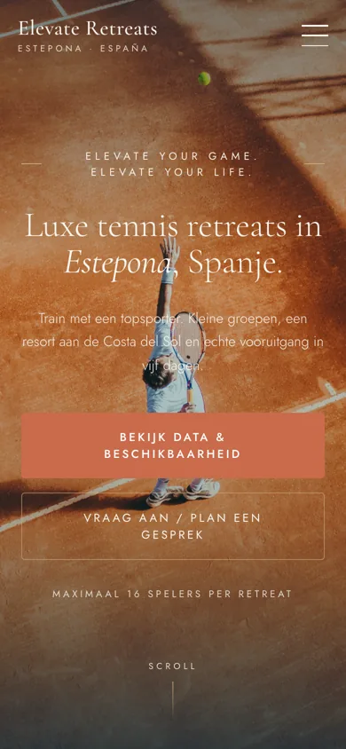 De homepage van elevateretreats.nl op een telefoon